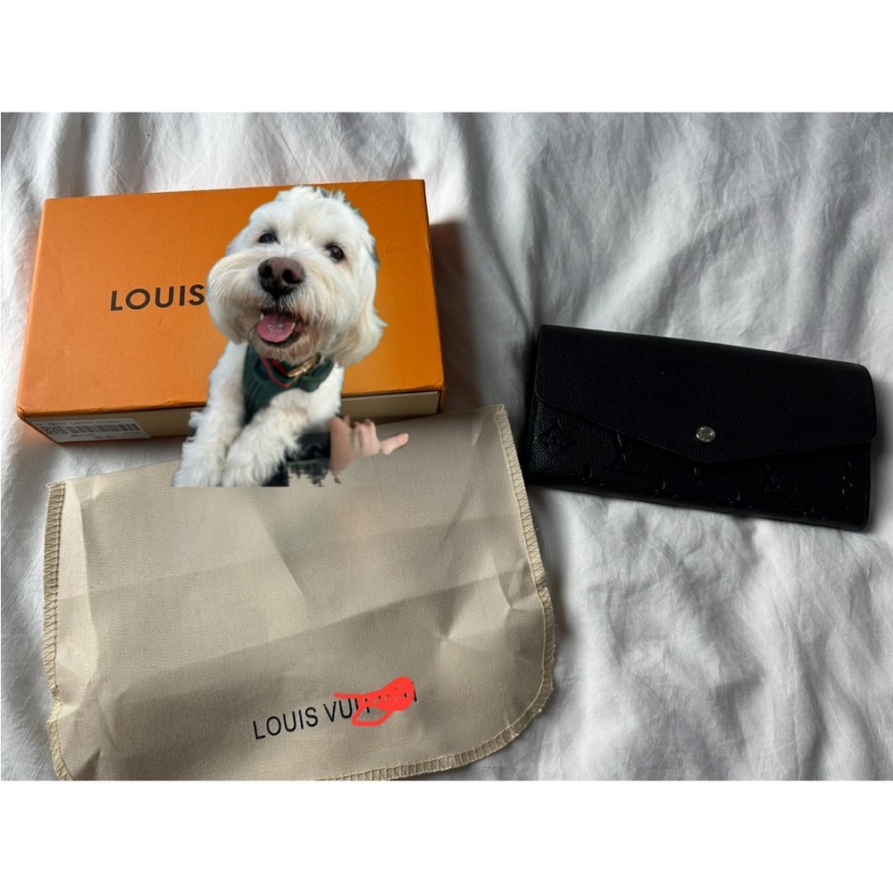 L V: Black wallet with box